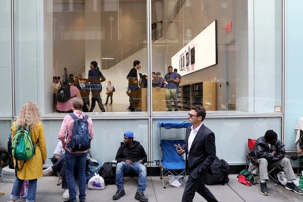 Decenas de personas hicieron fila afuera de una tienda Apple ayer en Nueva York para esperar el lanzamiento del nuevo iPhone X (EFE/ANDREW GOMBERT)