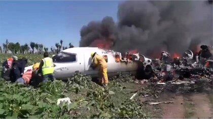 Una avioneta de la Fuerza Aérea Mexicana se desplomó en un campo de cultivo en la zona trasera del Aeropuerto Nacional "El Lencero", Veracruz (FOTO:ESPECIAL/CUARTOSCURO.COM)