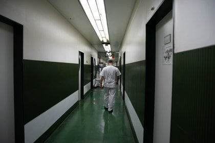 Los pasillos del Hospital Naval en Argentina (Foto: Franco Fafasuli) 