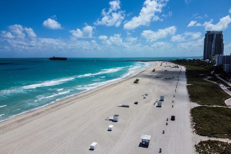 Playas vacías en Miami-Dade, uno de los condados en los que ya rige la cuarentena (CHANDAN KHANNA / AFP)
