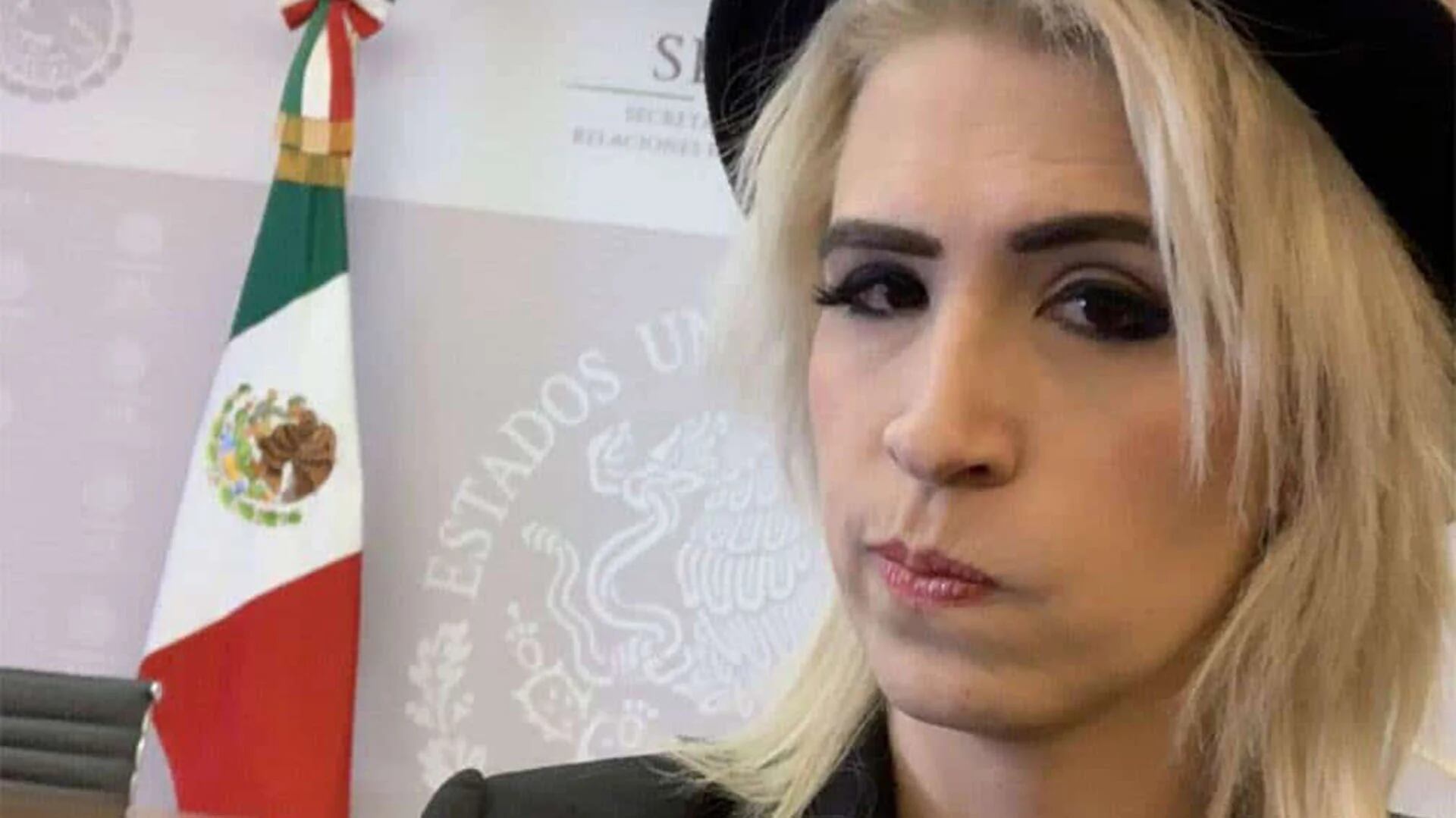 Ophelia Pastrana recibió su carta de naturalización en la Cancillería mexicana. (@OphCourse)