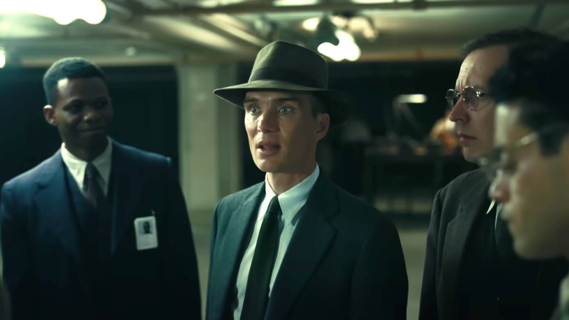 Cillian Murphy, quien interpreta a Oppenheimer, perdió peso y trabajó en sus expresiones para asemejarse más al físico estadounidense (Universal Pictures)