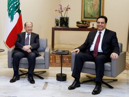 El primer ministro Hassan Diab (derecha), cuyo gobierno renunció el lunes a raíz de la explosión, durante un encuentro con el presidente libanés Michel Aoun en enero (REUTERS/Mohamed Azakir/archivo)