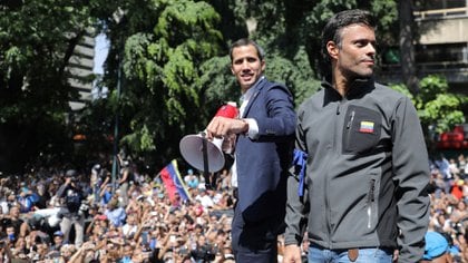 Juan Guaidó, presidente encargado de Venezuela, y Leopoldo López, el 30 de abril de 2019, mientras se desarrollaba la Operación Libertad que luego fracasaría (Reuters)