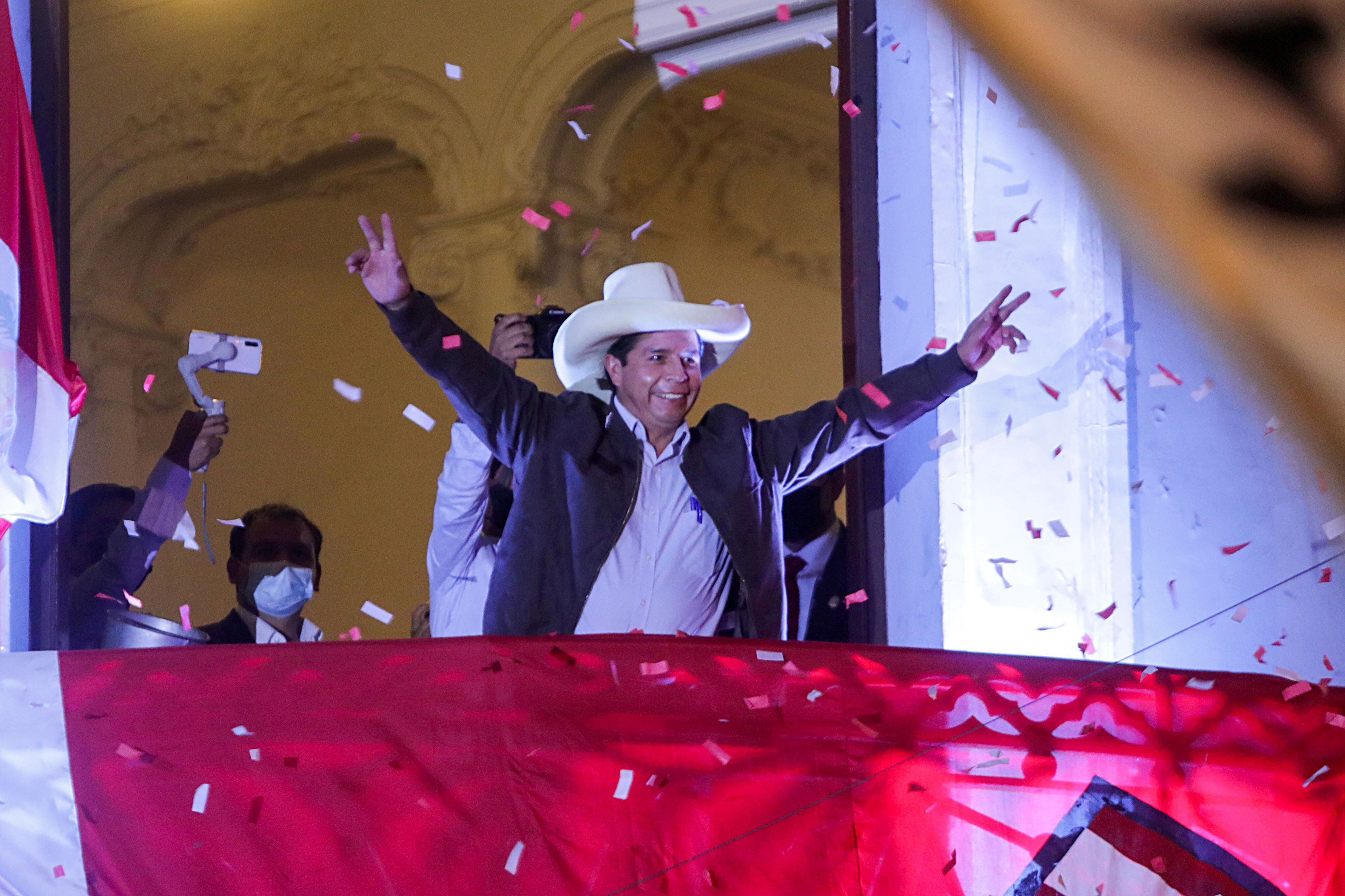 Pedro Castillo celebra el ajustado resultado de la segunda vuelta que terminó dándole la victoria electoral. REUTERS/Sebastian Castaneda/File Photo