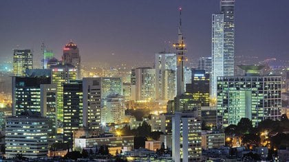 Empatando con Osaka en quinto lugar, la capital de Israel tiene un WCOL de 101 y asciende dos posiciones. Esto se debe por el incremento continuado de ciertos costos relacionados con el transporte, como por ejemplo el precio de comprarse un auto 