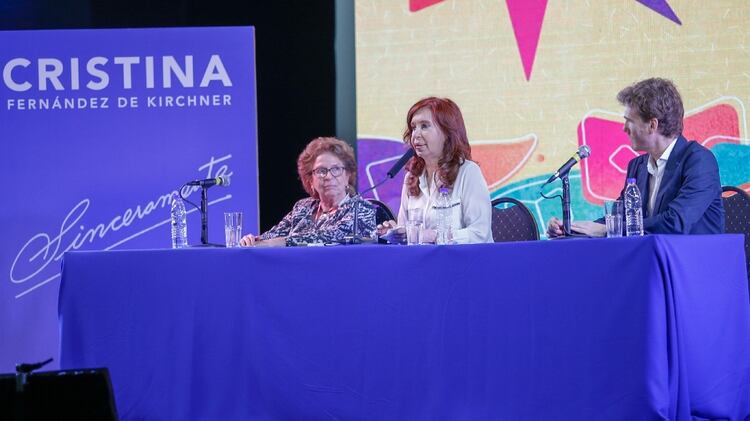 Cristina Fernández estuvo por presidenta de la Feria María Teresa Carbano y por su editor, Juan Boido (Nicolás Aboaf)