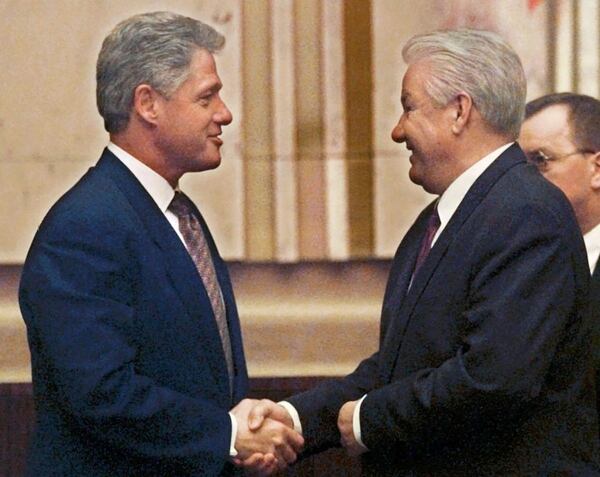 Bill Clinton saluda a Boris Yeltsin en Helsinki, en 1997