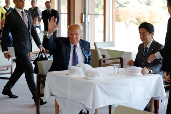 Donald Trump y Shinzo Abe sit down durante su almuerzo en el club de golf. (REUTERS/Jonathan Ernst)