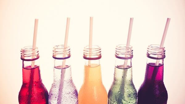 El consumo excesivo de bebidas azucaradas se mantiene como un factor de riesgo para la salud (iStock)