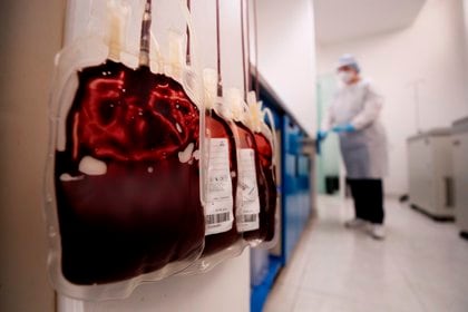 Fotografía de bolsas de sangre para plasma el viernes 4 de septiembre de 2020, en el área de Hematología del Hospital Militar Central en Ciudad de México (México). EFE/José Méndez
