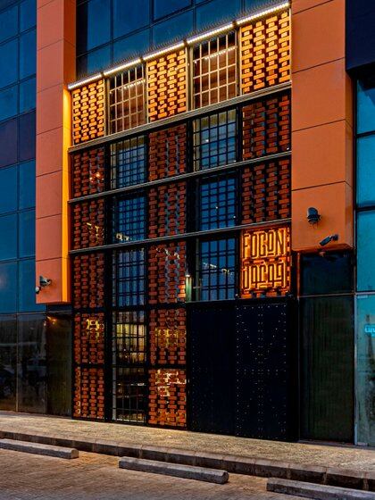 La fachada de Fogón, el restaurante de cocina criolla en Arabia Saudita diseñado por argentinos (Instagram: @fogon_ksa)