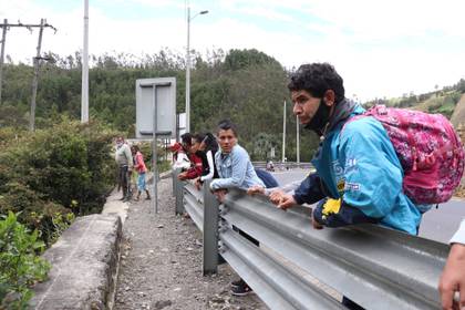 Fotografía del 13 de mayo que muestra a un grupo de migrantes venezolanos que camina por una carretera cercana a la frontera con Colombia (EFE/ Xavier Montalvo)
