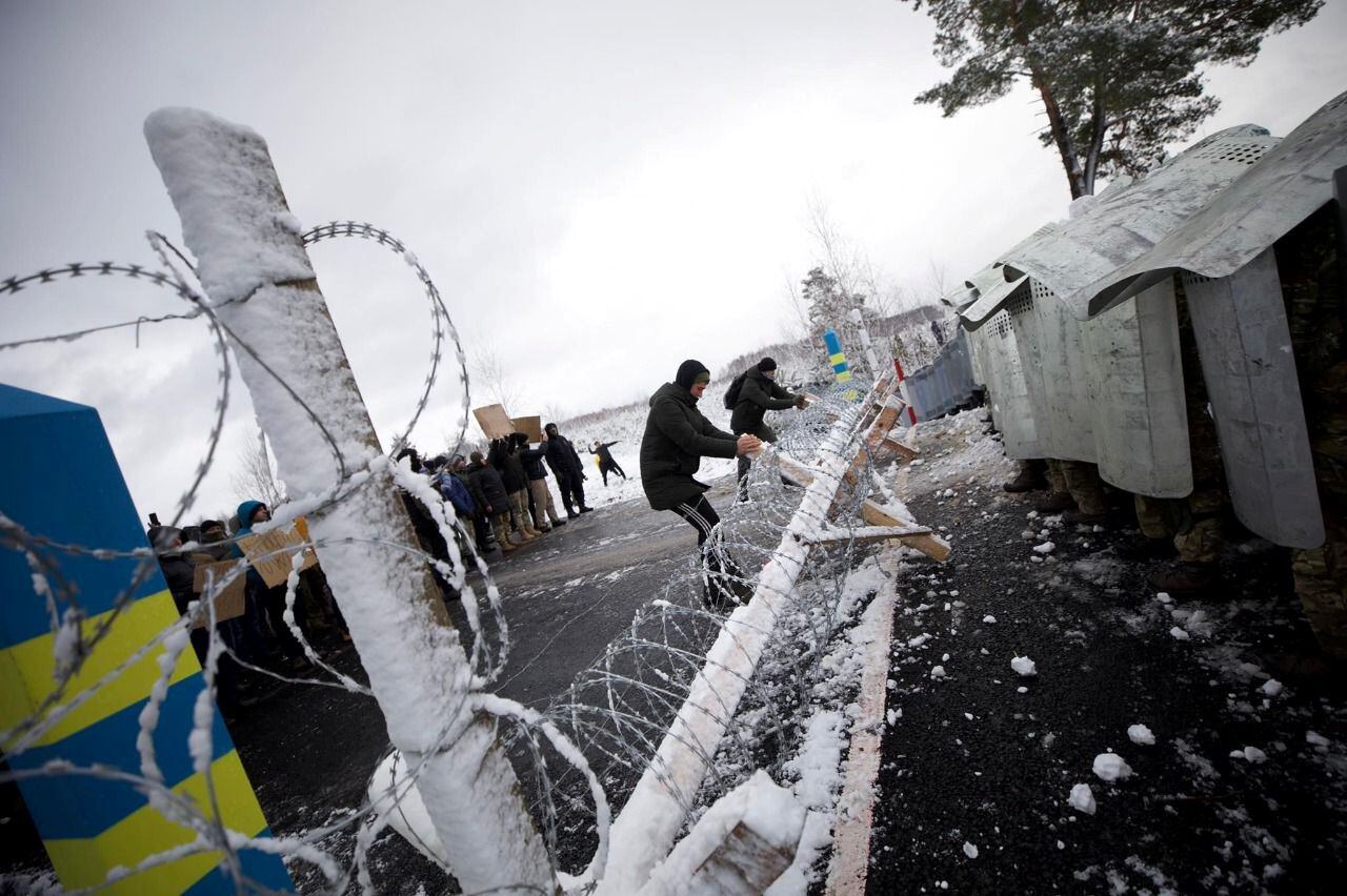 Un militar ucraniano en la frontera con Rusia (Reuters)