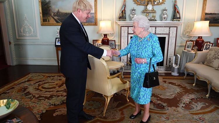 Johnson, al ser recibido por la reina Isabel II para su asunción como primer ministro (The Royal Family)