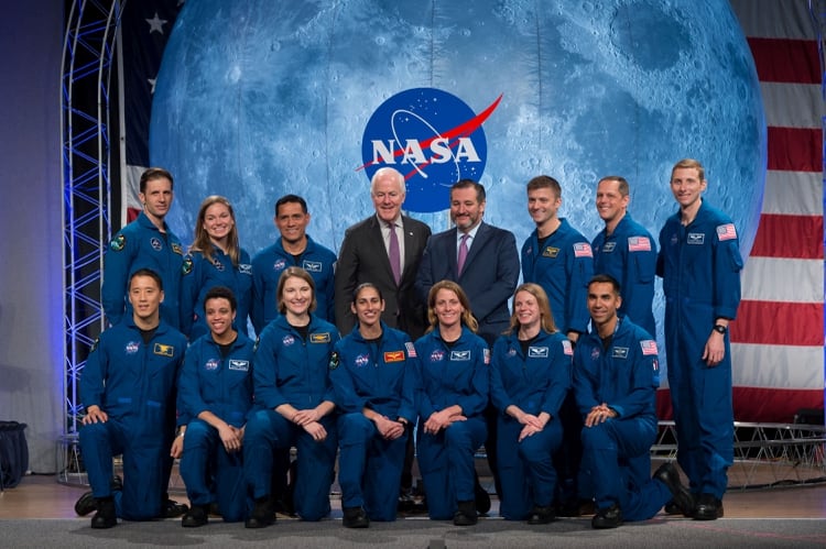 La clase 2017 de astronautas de la NASA posa con los senadores John Cornyn y Ted Cruz el 10 de enero de 2020. NASA