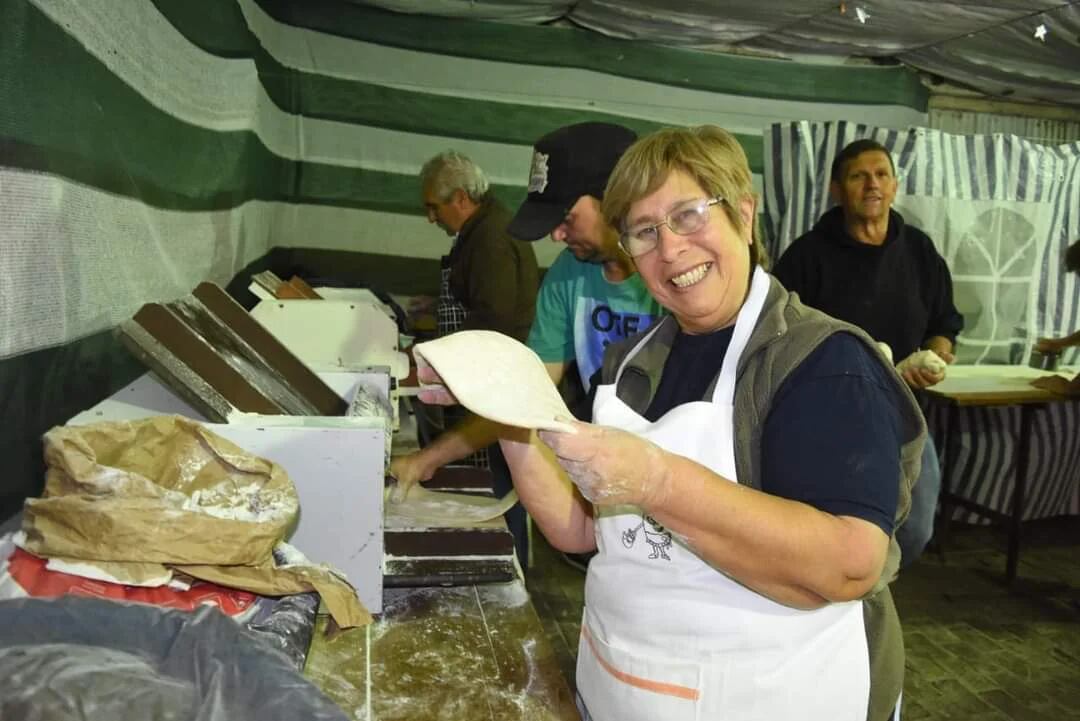 Lidia Jiménez, la encargada de preparar más de 10.000 tortafritas en el día de la fiesta: "Estoy como mandamás después de 18 años", dice con humor