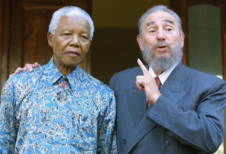 Fidel Castro junto a Nelson Mandela, 2 de septiembre de 2001