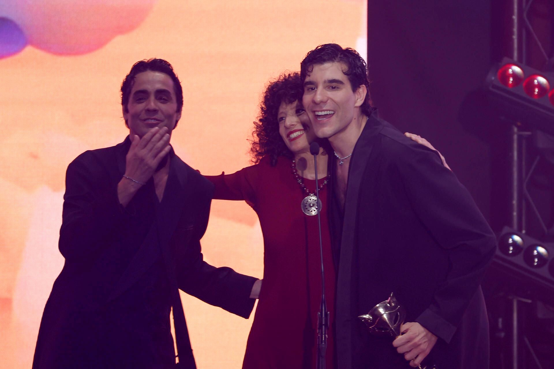 Javier Calvo (d), Javier Ambrossi y Carmen Jiménez reciben el Feroz Dama a mejor guion de una serie por su trabajo en 'La Mesías' (EFE/Juanjo Martín)