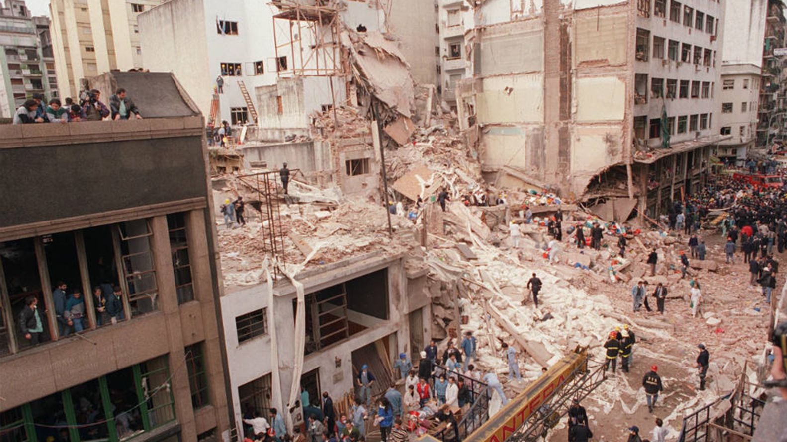 Los escombros de la AMIA (Asociacion de Mutuales Israelitas Argentinas) tras el atentado en Buenos Aires del 18 de julio de 1994 (archivo)