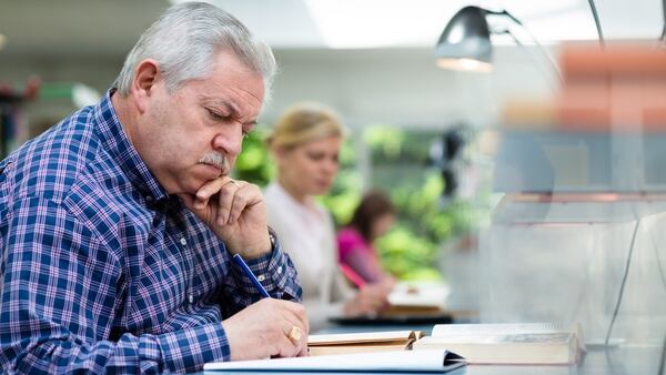 La tecnología, el trabajo y el cuidado de padres ancianos consumen el tiempo de este grupo social.(Shutterstock)