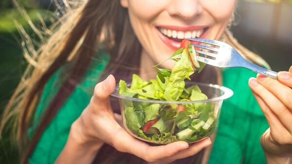 Una dieta equilibrada y que incluya alimentos amables con la salud vascular protege al cerebro (Getty)