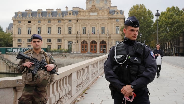 La policía francesa asegura el área donde ocurrió el ataque (REUTERS/Philippe Wojazer)