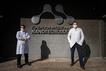 Linus Spatz y Fernando Goldbaum, el equipo que lidera el tratamiento del suero hiperinmune (Foto: Franco Fafasuli)