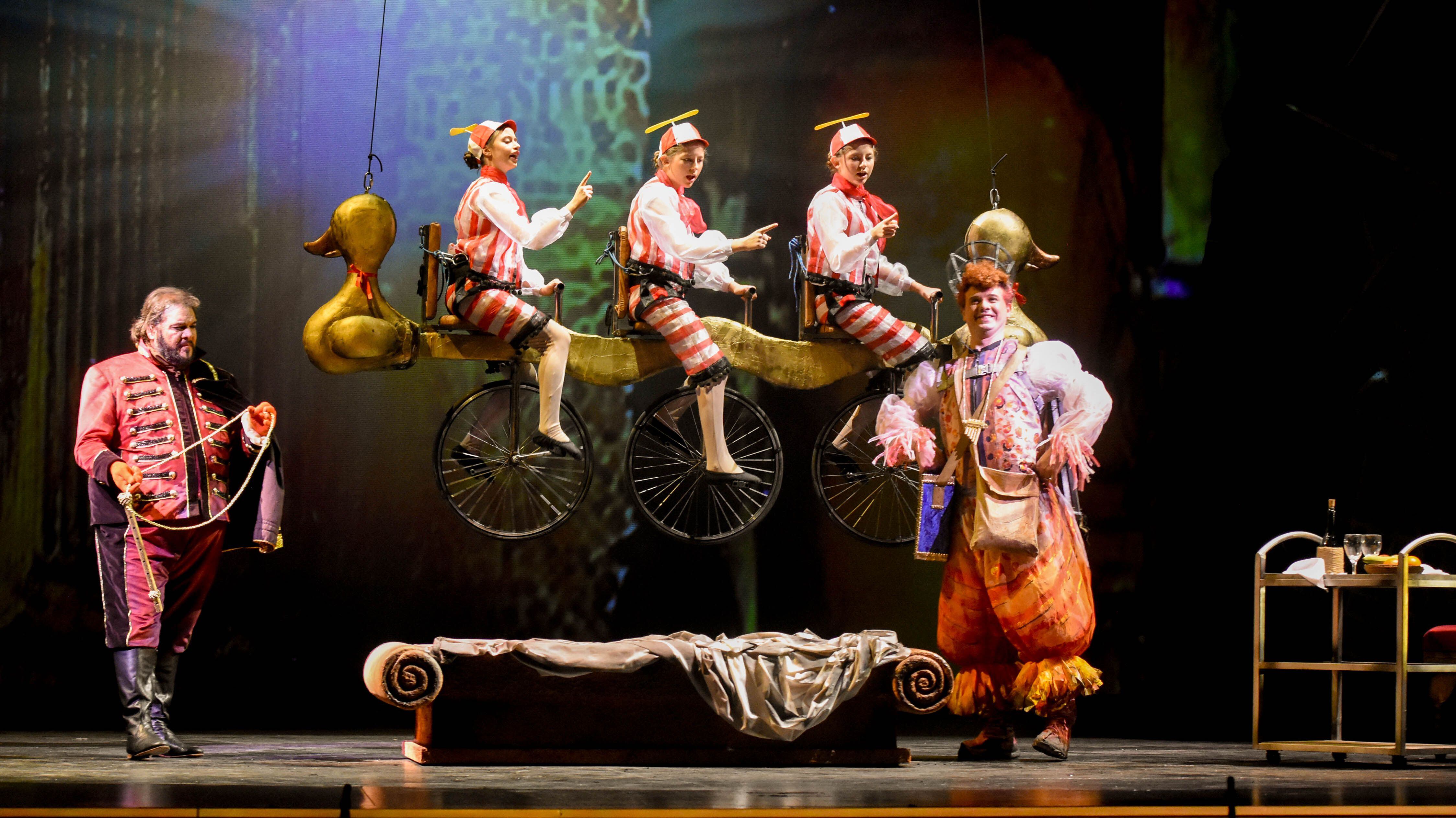 Tamino (Duilio Smiriglia) junto a Papageno (Fernando Lázari). Arriba, los tres Genios (Micaela Sánchez Polverini, María Sol Sánchez Polverini y Abril Roitman)