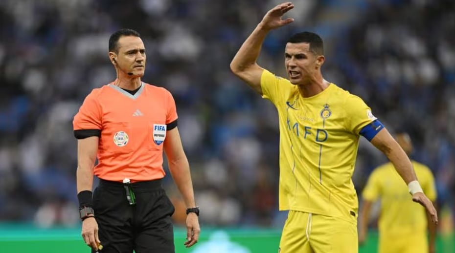 Cristiano Ronaldo reclamó en múltiples ocasiones al árbitro colombiano en el juego entre Al Hilal y Al Nassr - crédito Getty Images