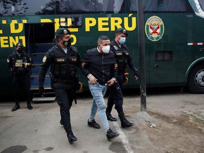 Un hombre es escoltado por la policía tras ser detenido en una fiesta ilegal que acabó en tragedia en Lima (Reuters)