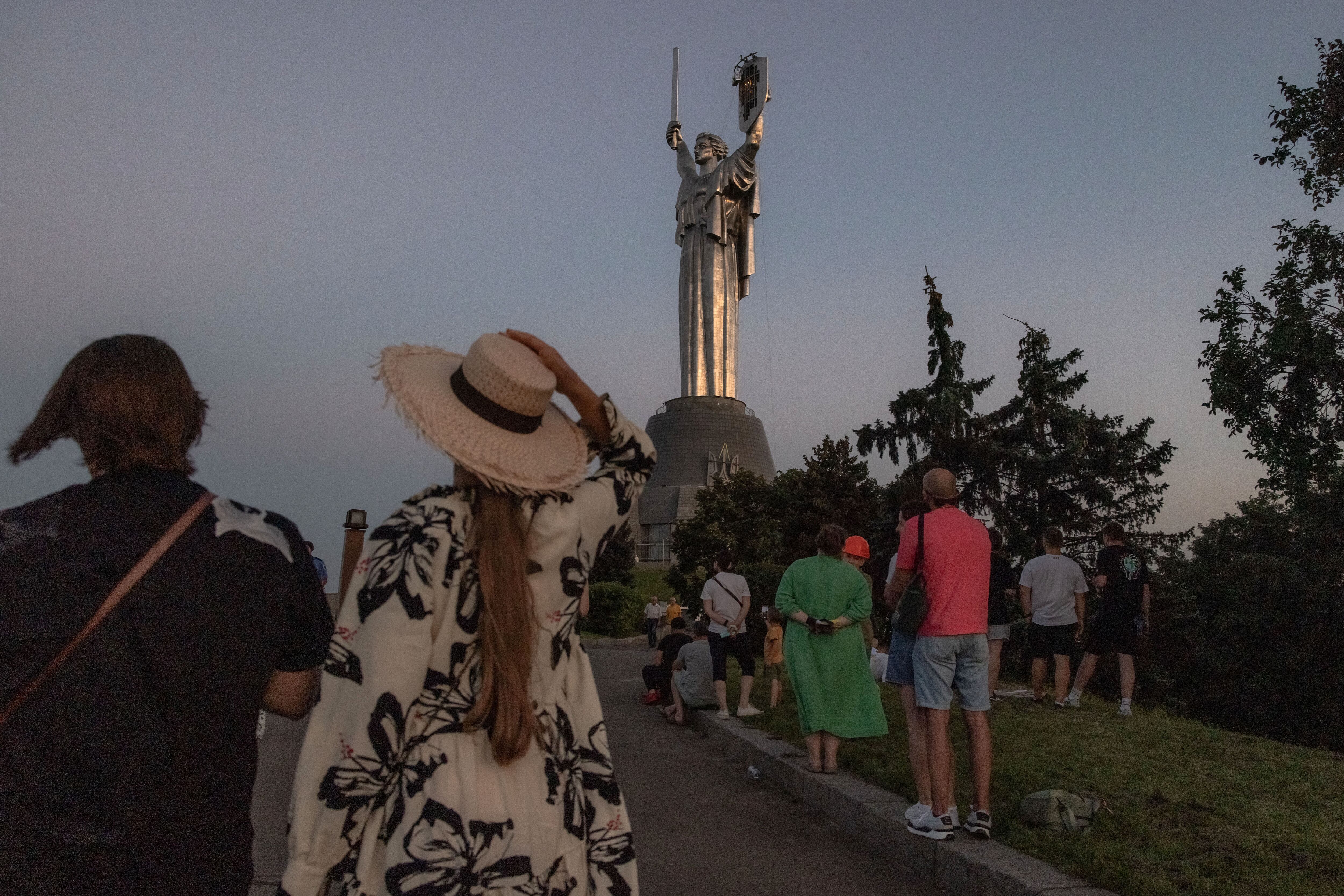 Personas observan los trabajos en el monumento (AFP)