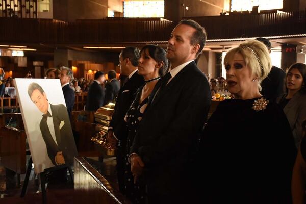 Hijos y ex mujer de José José en durante la misa (Foto: Ana Hernández/Infobae México)