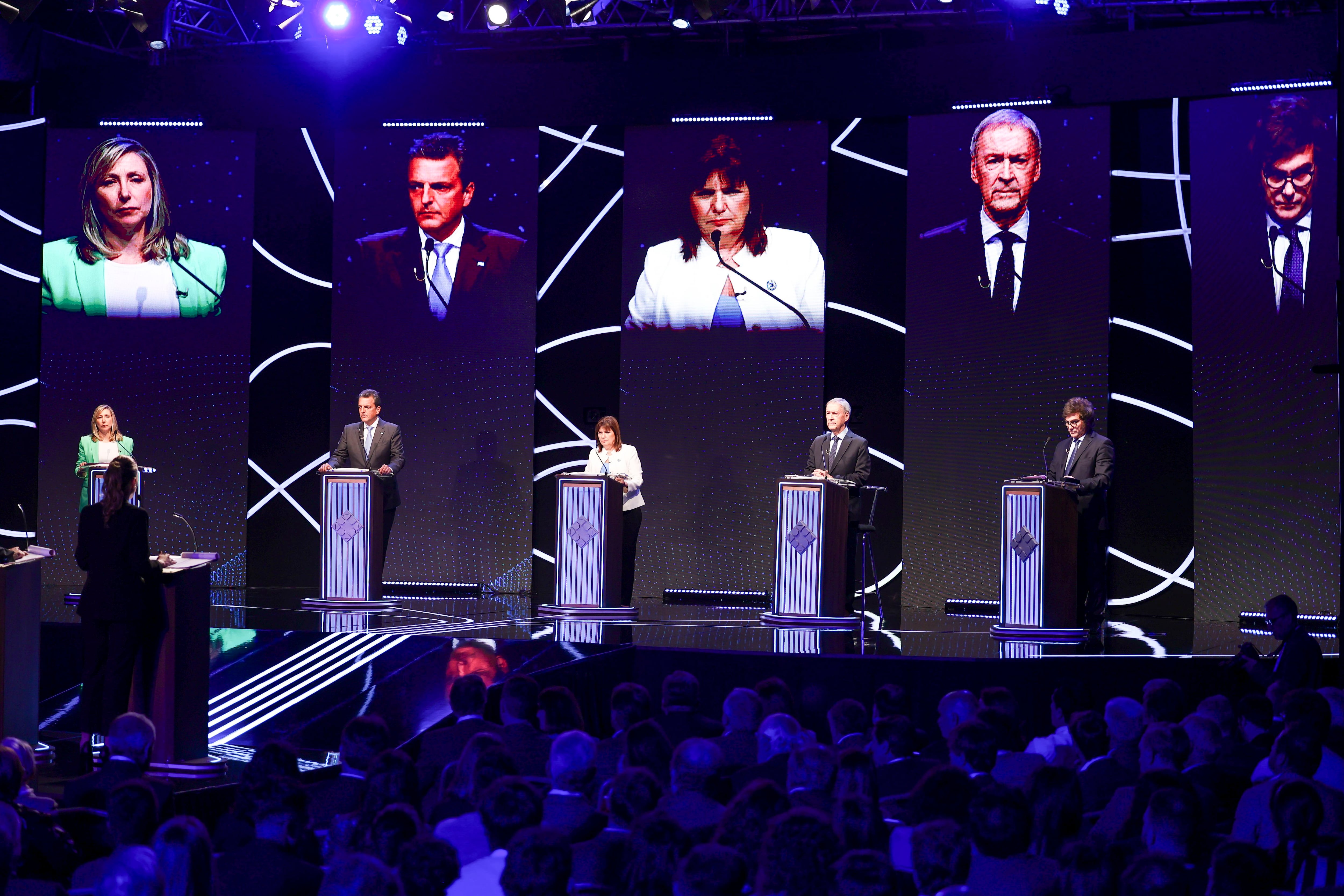 Una imagen del primer debate entre los candidatos. Milei dijo sentirse "muy cómodo" con el temario del segundo, que tendrá lugar este domingo
EFE/Tomás Cuesta /POOL
