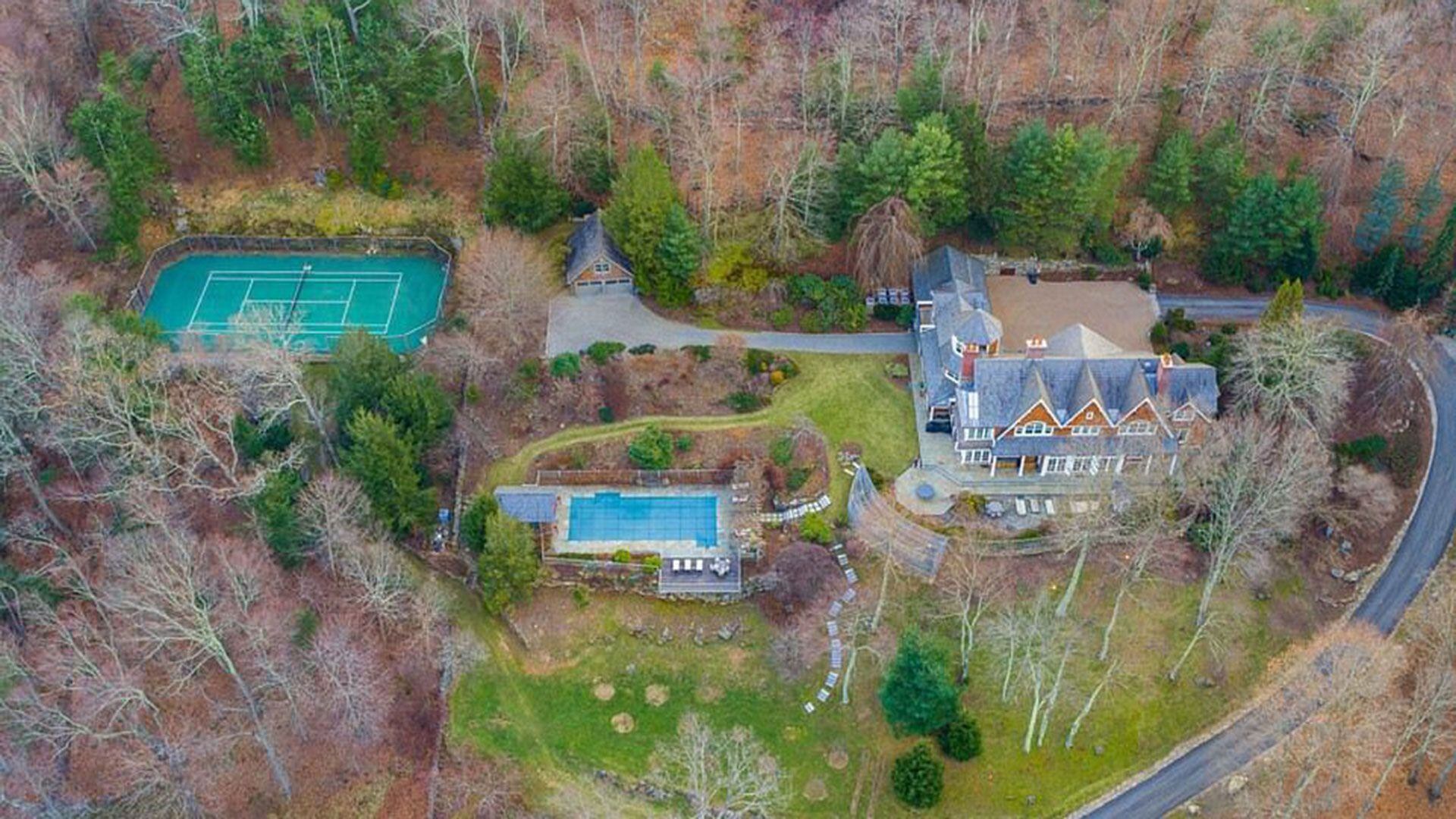 Bruce Willis vendió su casa de Westchester por mucho menos de sus U$S12 millones que pedía originalmente. La propiedad cuenta con jardín privado, cancha de tennis, piscina y tres cabañas para huéspedes (Douglas Elliman)
