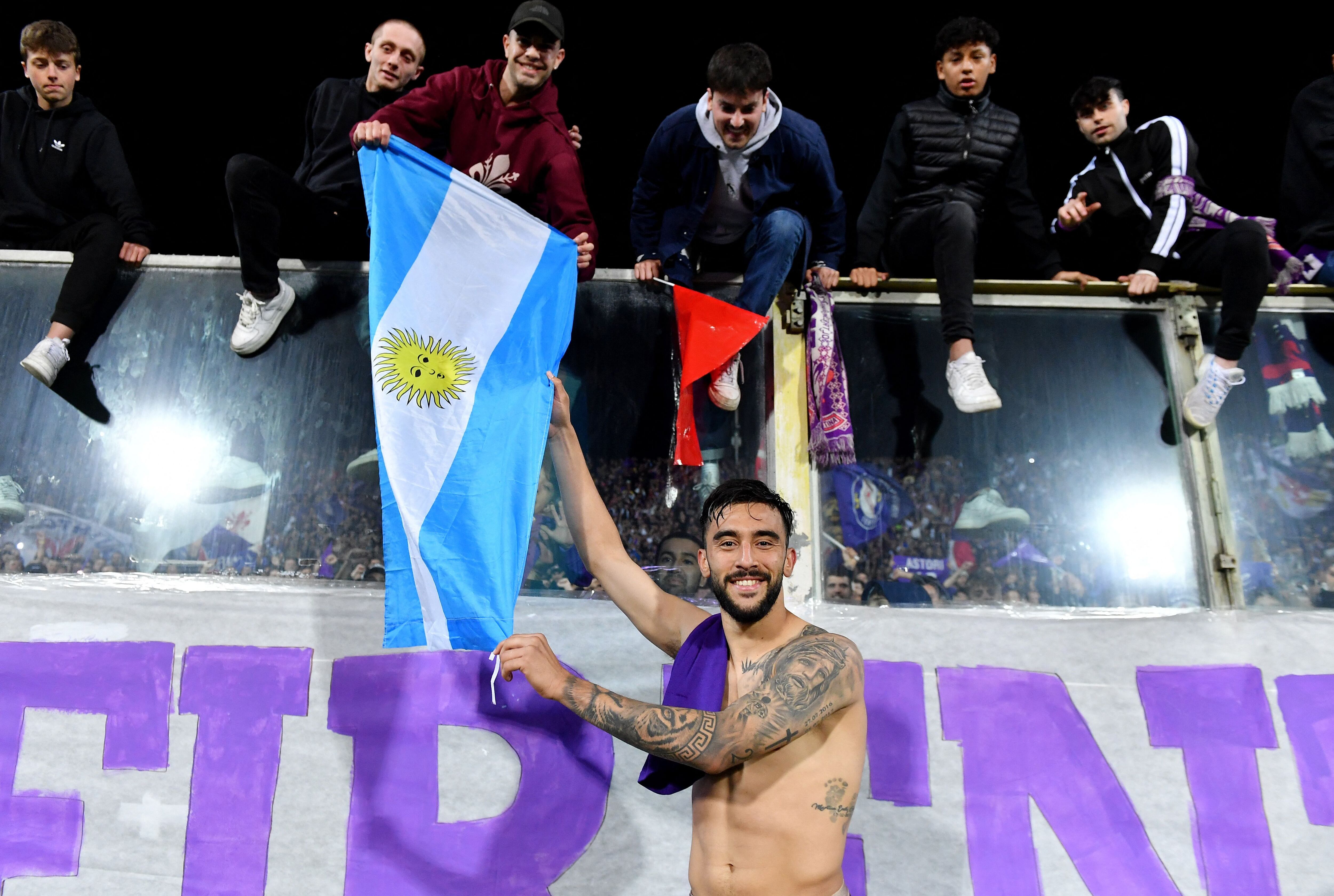 Nico González posa con la bandera argentina tras una victoria por Copa Italia con la Fiorentina (REUTERS/Jennifer Lorenzini)