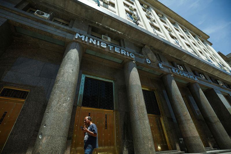 La política del nuevo gobierno, al menos, requiere como condición la estabilización macroeconómica. El proceso de estabilización propuesto está basado en un sólido programa fiscal-monetario y el realineamiento de precios relativos (Reuters)