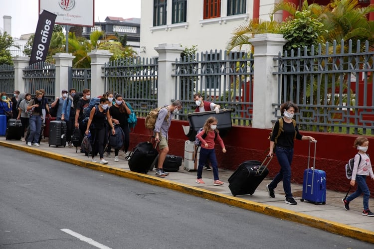 La gente espera un autobús antes de un vuelo de repatriación con destino a Francia organizado por la embajada de Francia para los ciudadanos varados en Perú, mientras continúa la propagación de la enfermedad coronavirus (COVID-19) en Lima, Perú, el 3 de abril de 2020. REUTERS/Sebastián Castaneda