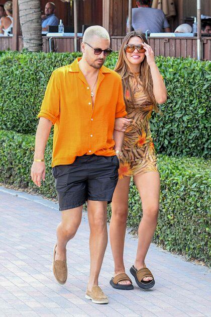 Scott Disick y Amelia Gray Hamlin dieron un romántico paseo por las calles de Miami. El modelo lució unas bermudas negras y una camisa naranja, mientras que la actriz optó por un vestido estampado. Ambos llevaron puestos anteojos de sol