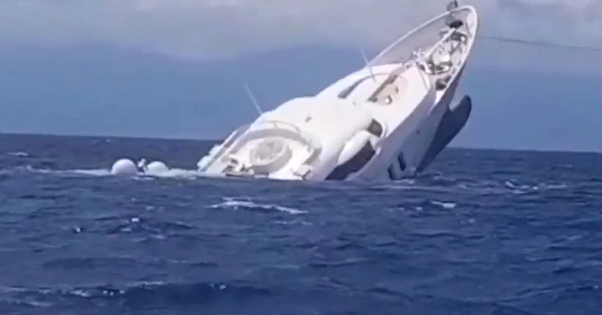 Video: mentre il superyacht affonda al largo delle coste italiane