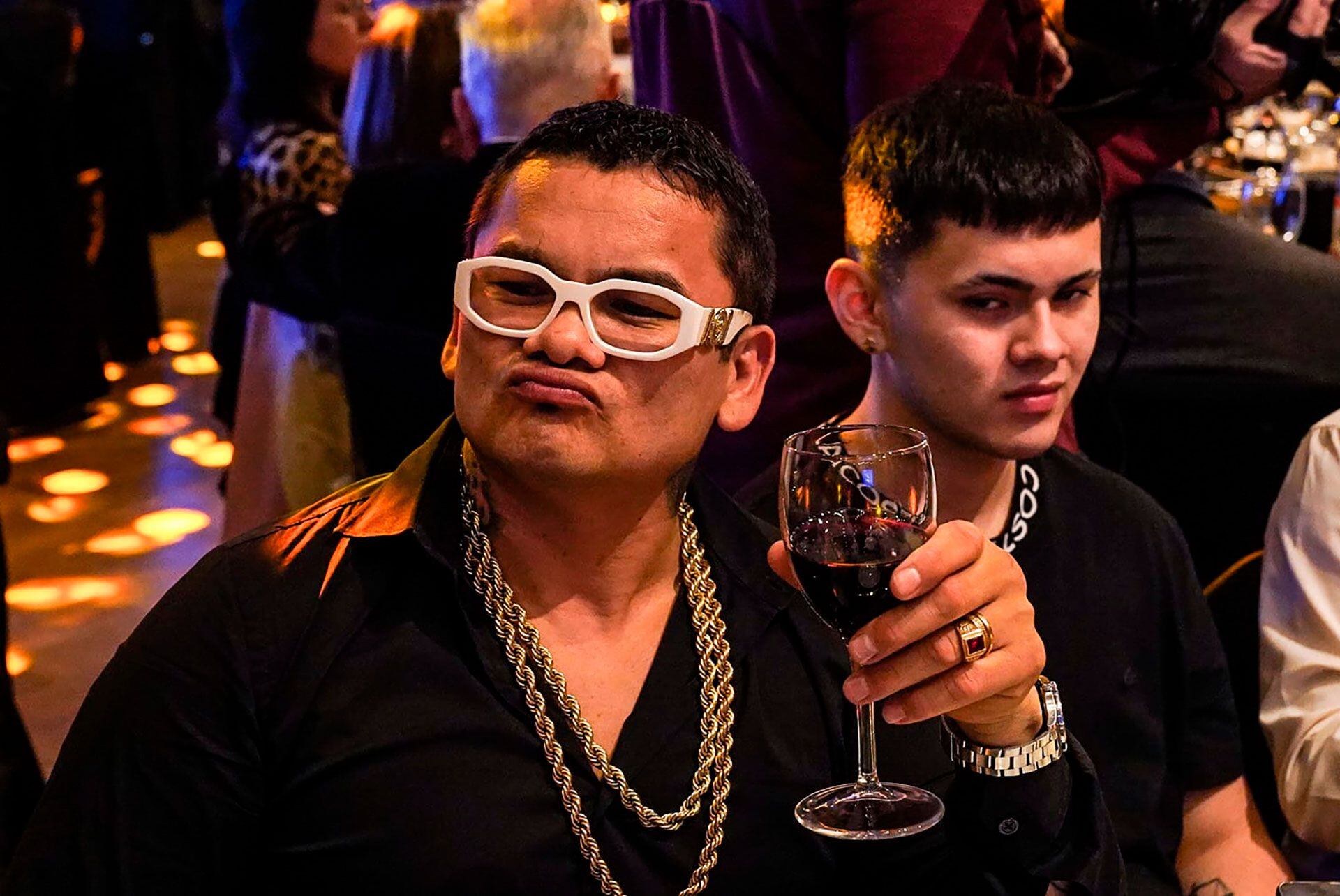 El Chino Maidana, ahora promotor, brinda durante la cena (Foto: Nelson Quispe/uperbox)