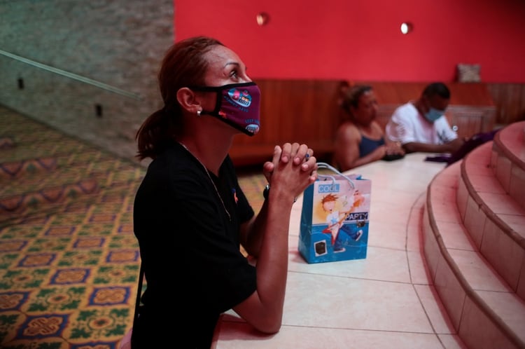Un hombre con una mascarilla reza en la catedral de Managua, en Nicaragua (REUTERS/Oswaldo Rivas)