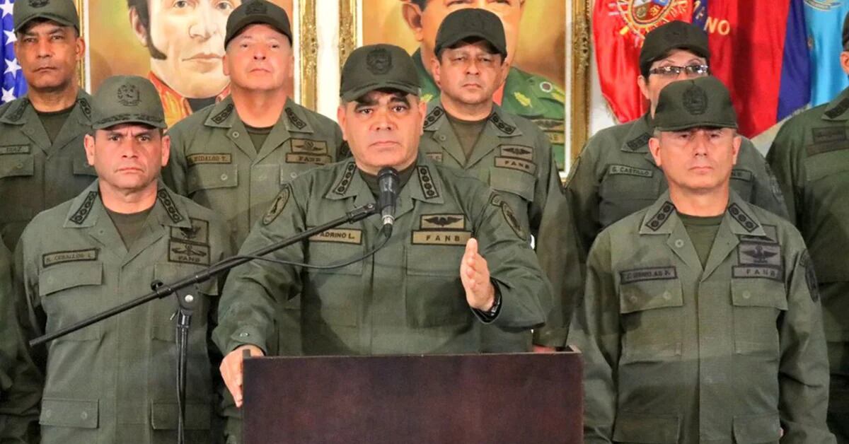 Vladimir Padrino López Afirmó Que Tendrán Que Pasar Sobre Los Cadáveres Del Alto Mando Militar