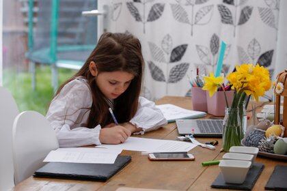 El apoyo de las familias en las tareas escolares y la accesibilidad, tutorización y acompañamiento de los docentes durante el confinamiento (Reuters) 