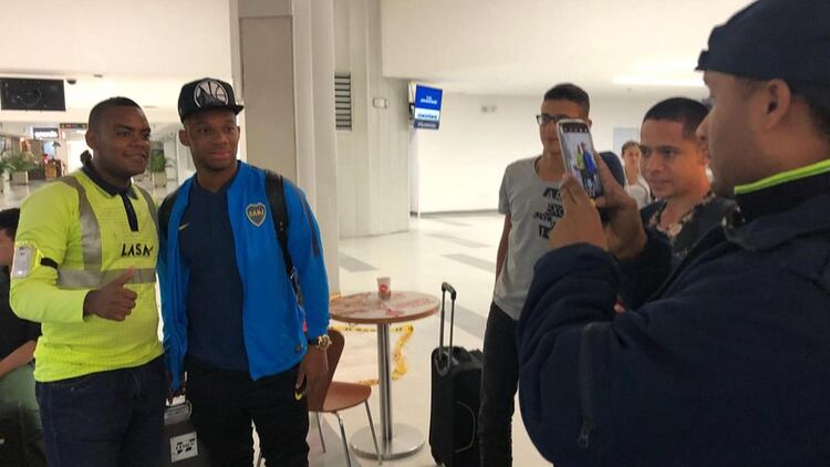 Fabra se tomó fotos con compatriotas fanáticos locales en el aeropuerto de Bogotá (Boca oficial)