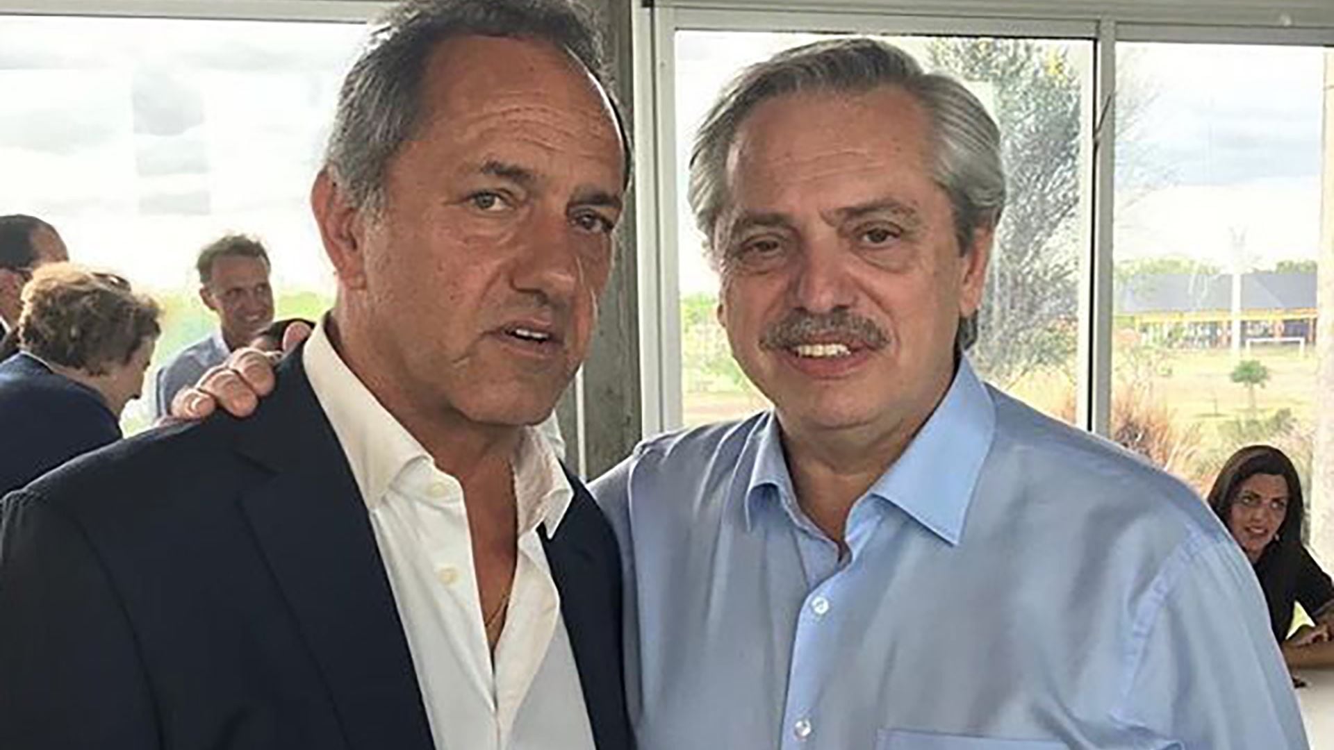 Cuando Alberto Fernández renunció al gobierno de Cristina Fernández de Kirchner, quedó casi a la intemperie. Daniel Scioli lo refugió y se transformó en asesor. Aquí, ya con el Fernandez candidato a presidente. 