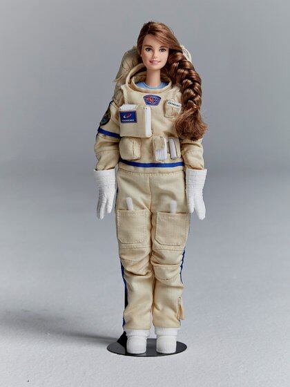 La muñeca Barbie tiene dos vestuarios y está hecha a imagen y semejanza de la astronauta (Reuters)