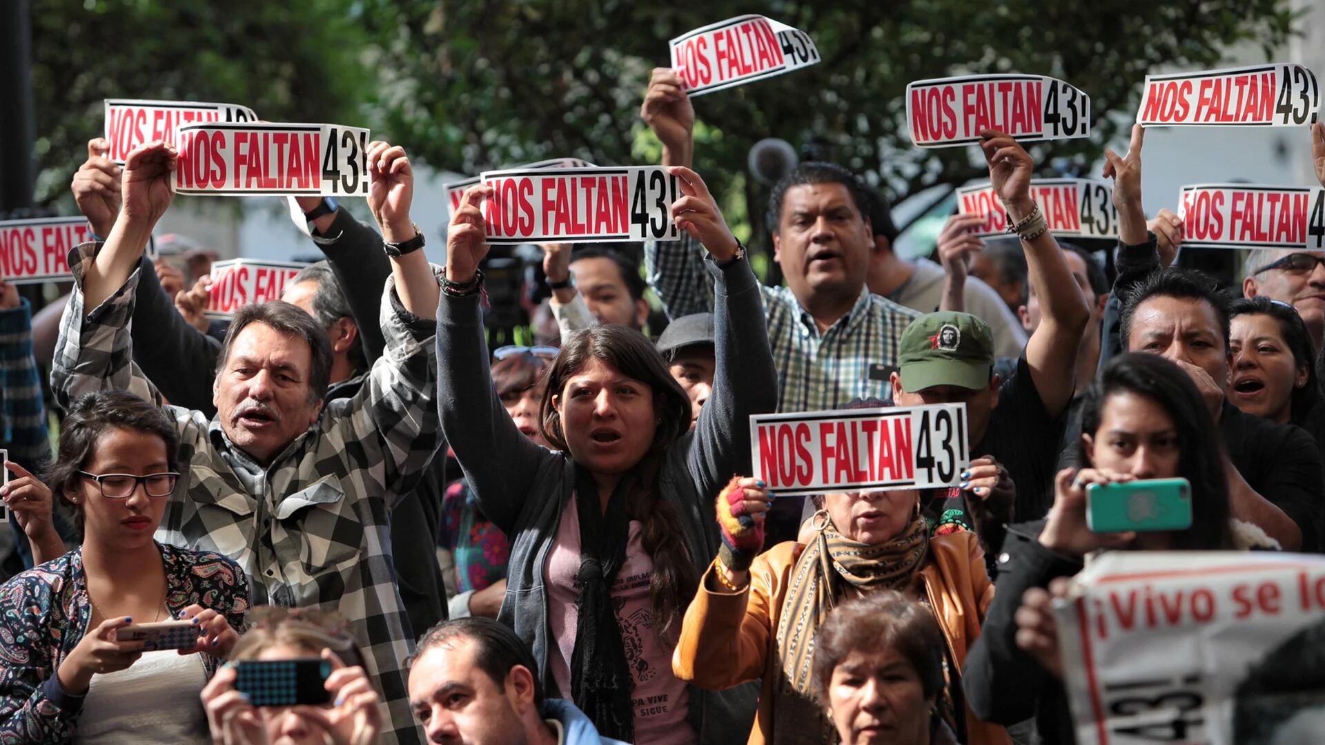 A casi 5 años, los padres de los 43 estudiantes de Ayotzinapa siguen buscando a sus hijos (Foto: EFE)