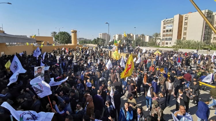 Miles de personas llegaron hasta la embajada este 31 de diciembre (Reuters)