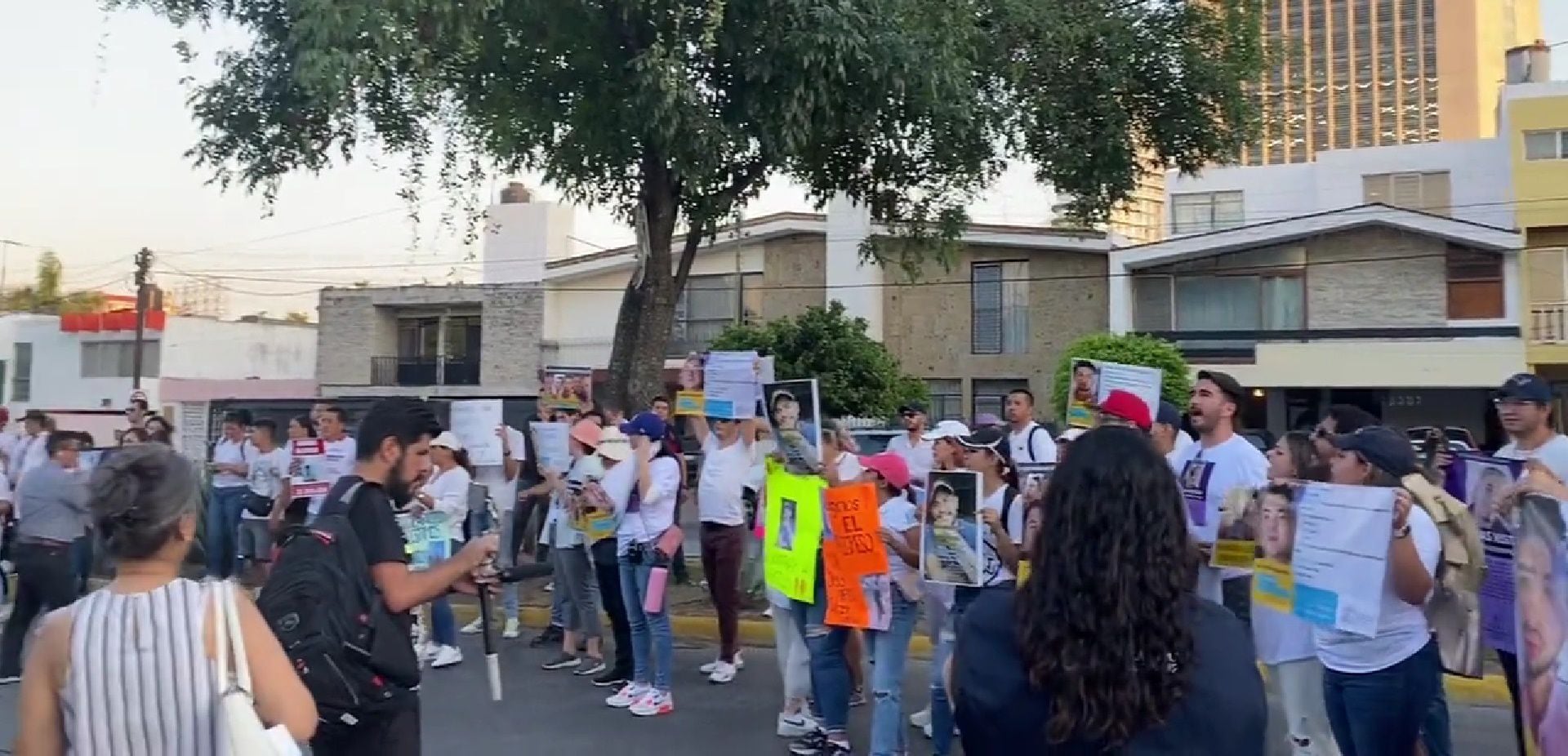 El 26 de mayo, familiares y amigos de los desaparecidos, un aproximado de 150 personas, marcharon de la Glorieta de los Niños Héroes rumbo a Casa Jalisco para exigir avance en la investigación.
(Captura de pantalla)